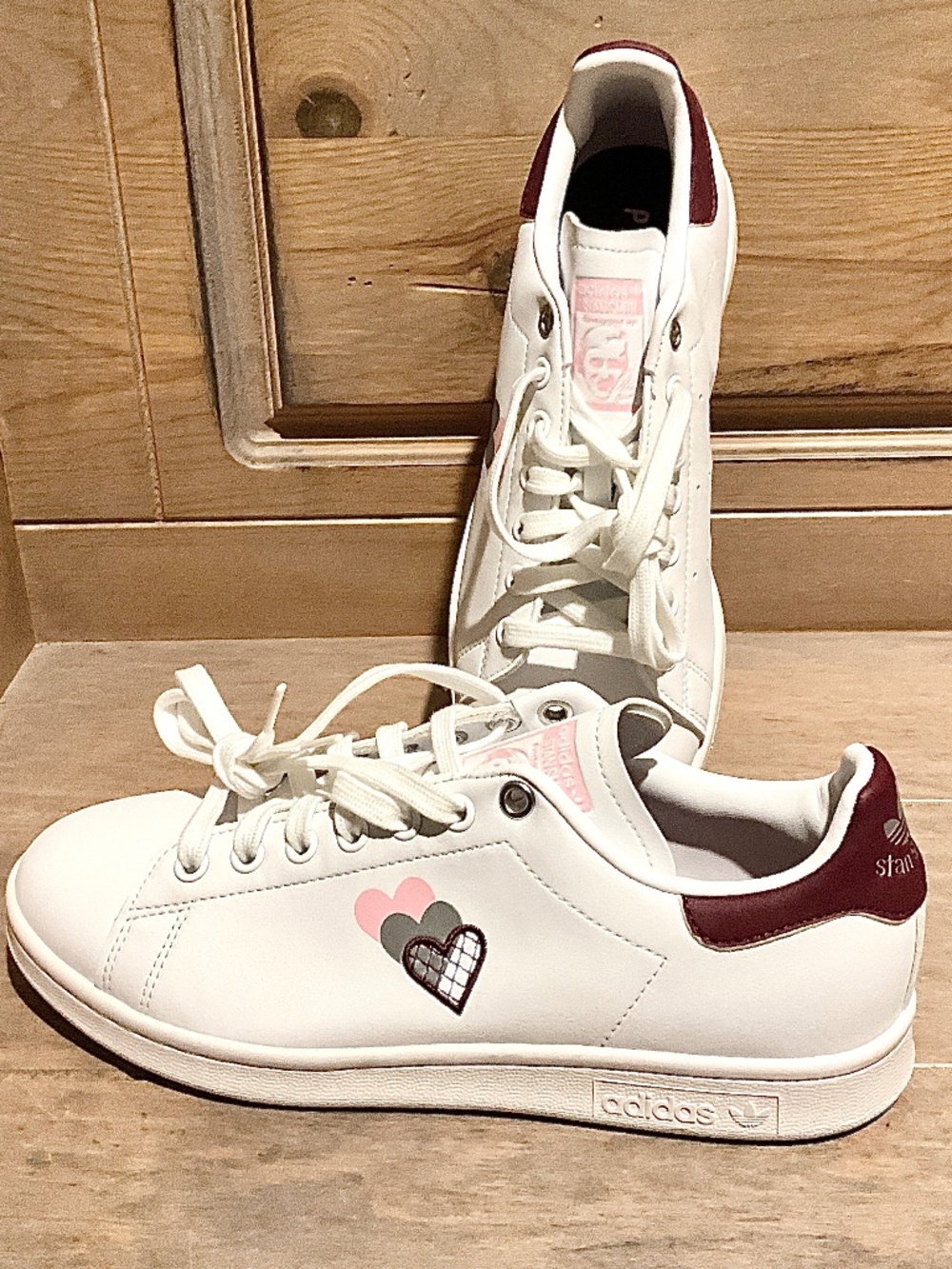 Adidas Stan Smith White Sneaker NWT Women's 8 Heart Graphic Burgundy Pink